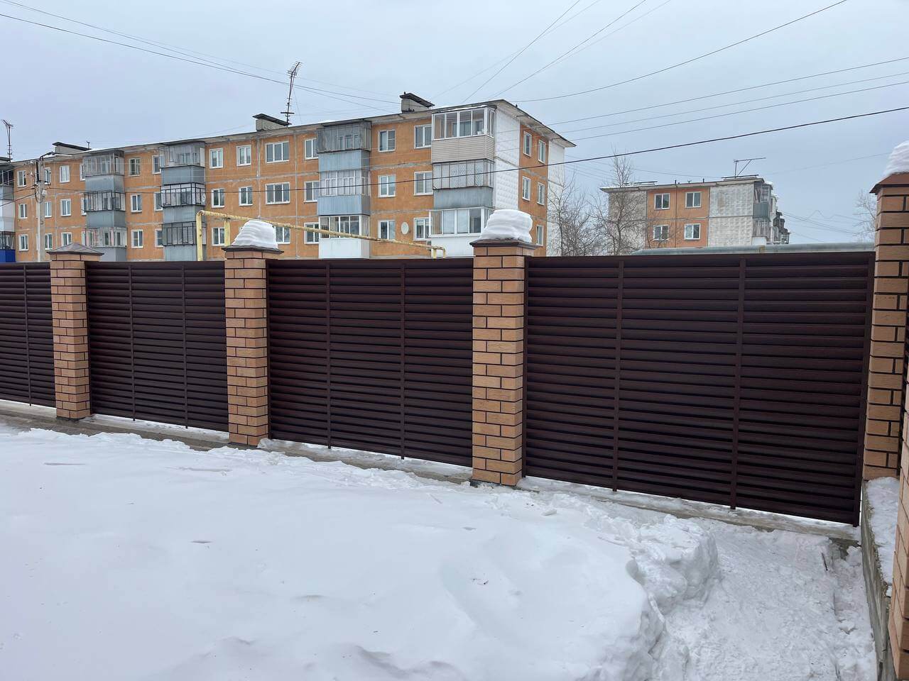 Забор-жалюзи из ламелей ЭКО-Z 87м RAL8017/8017 Шоколад двусторонний МАТТЕ фото 17 в Ессентуках
