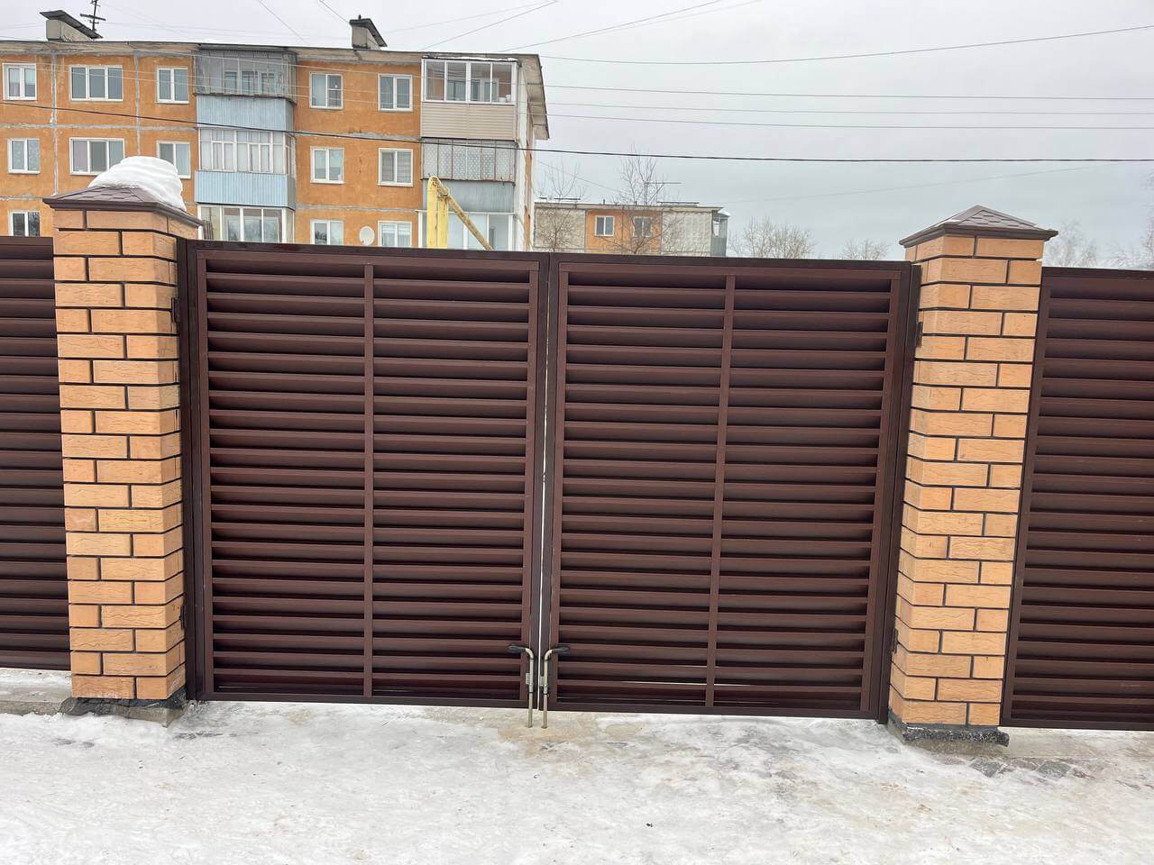 Забор-жалюзи из ламелей ЭКО-Z 87м RAL8017/8017 Шоколад двусторонний МАТТЕ фото 9 в Ессентуках