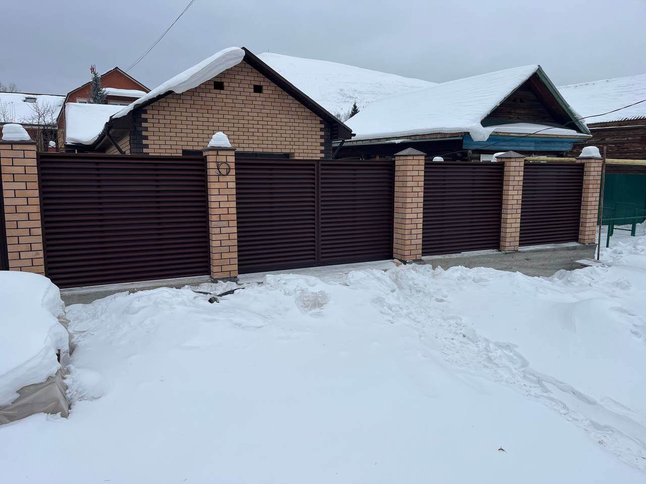 Забор-жалюзи из ламелей ЭКО-Z 87м RAL8017/8017 Шоколад двусторонний МАТТЕ фото 3 в Ессентуках