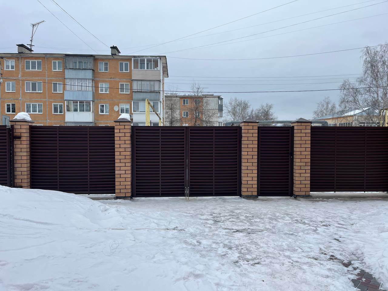 Забор-жалюзи из ламелей ЭКО-Z 87м RAL8017/8017 Шоколад двусторонний МАТТЕ фото 1 в Ессентуках
