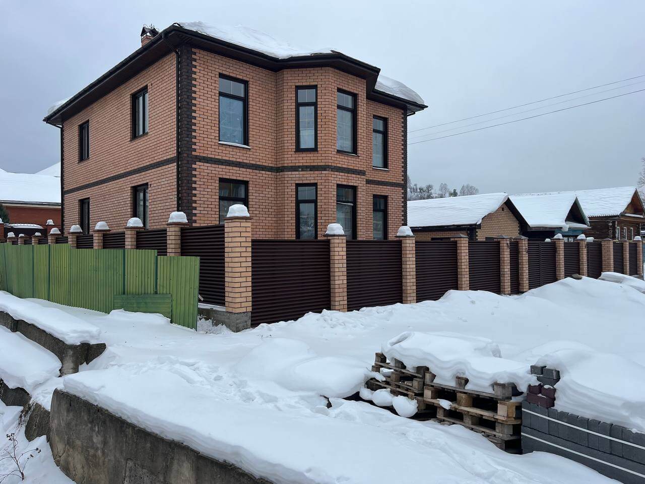 Забор-жалюзи из ламелей ЭКО-Z 87м RAL8017/8017 Шоколад двусторонний МАТТЕ фото 12 в Ессентуках
