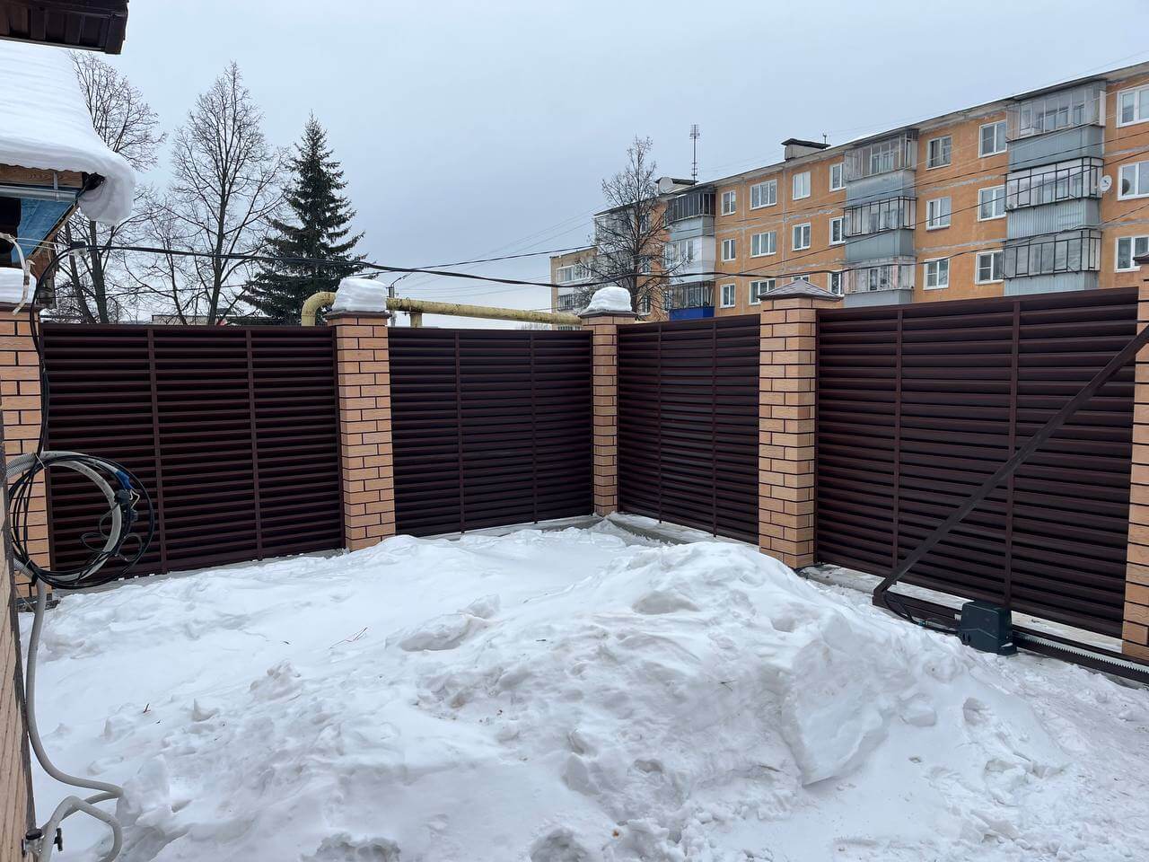 Забор-жалюзи из ламелей ЭКО-Z 87м RAL8017/8017 Шоколад двусторонний МАТТЕ фото 11 в Ессентуках