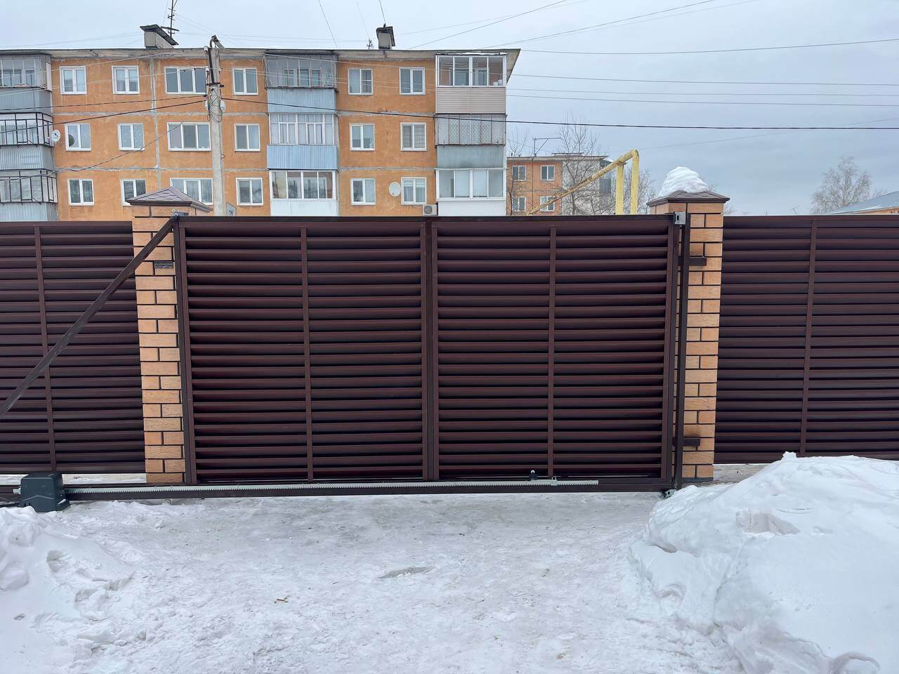 Забор-жалюзи из ламелей ЭКО-Z 87м RAL8017/8017 Шоколад двусторонний МАТТЕ фото 10 в Ессентуках