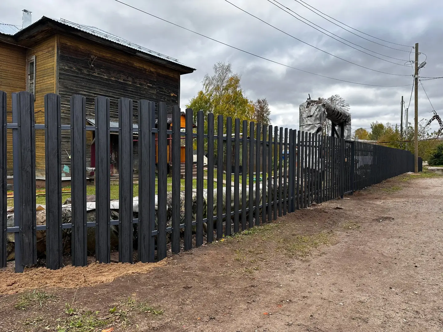 Забор из евроштакетника 63м Черное Дерево 3D Принтек фото 1 в Ессентуках