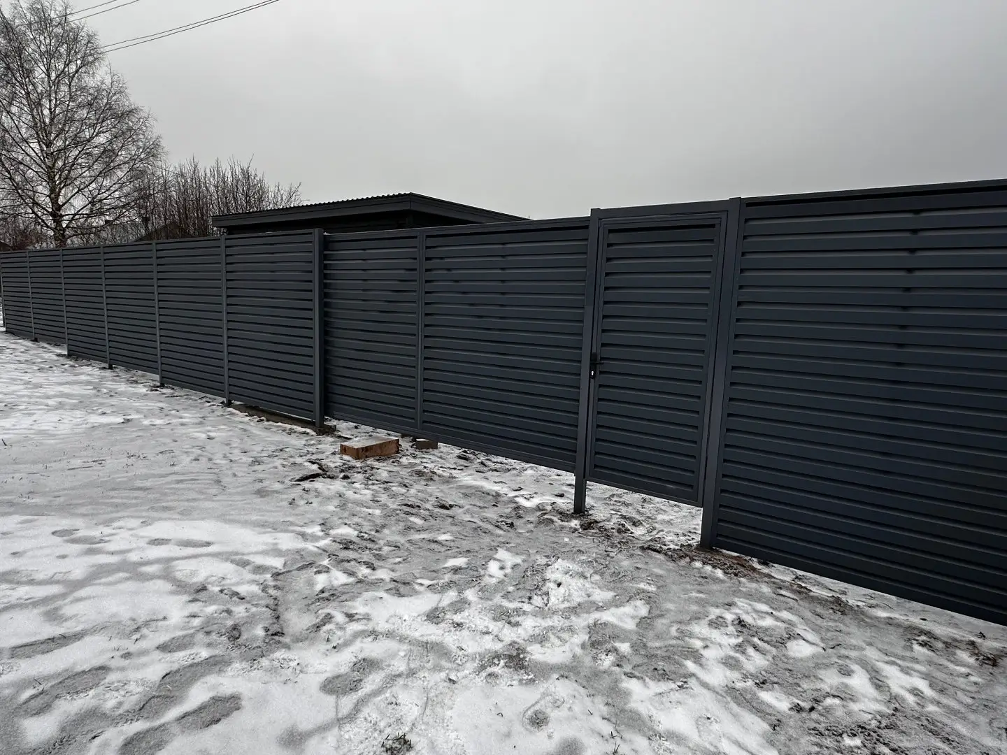 Забор-жалюзи из ламелей Хай-Тек 20м RAL7024/7024 Серый Графит двусторонний МАТТЕ фото 4 в Ессентуках