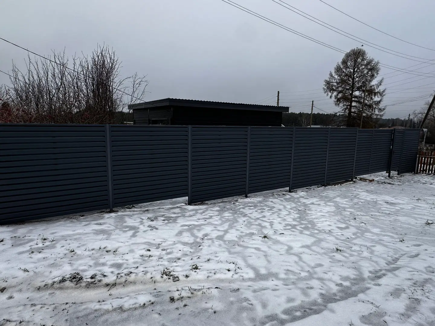 Забор-жалюзи из ламелей Хай-Тек 20м RAL7024/7024 Серый Графит двусторонний МАТТЕ фото 3 в Ессентуках