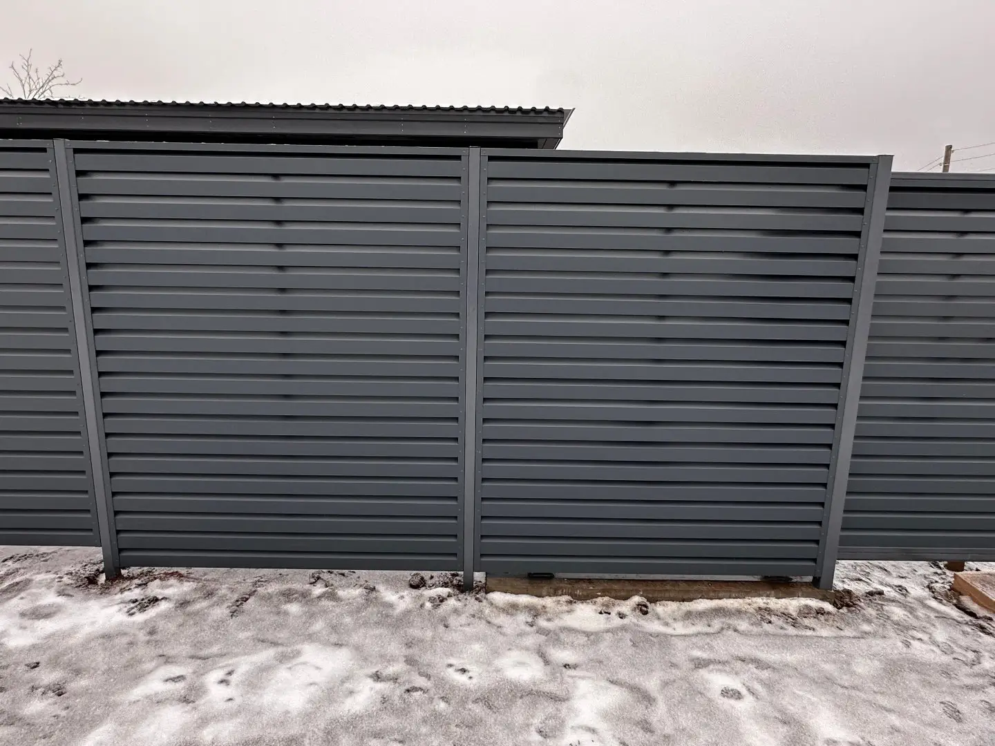 Забор-жалюзи из ламелей Хай-Тек 20м RAL7024/7024 Серый Графит двусторонний МАТТЕ фото 2 в Ессентуках