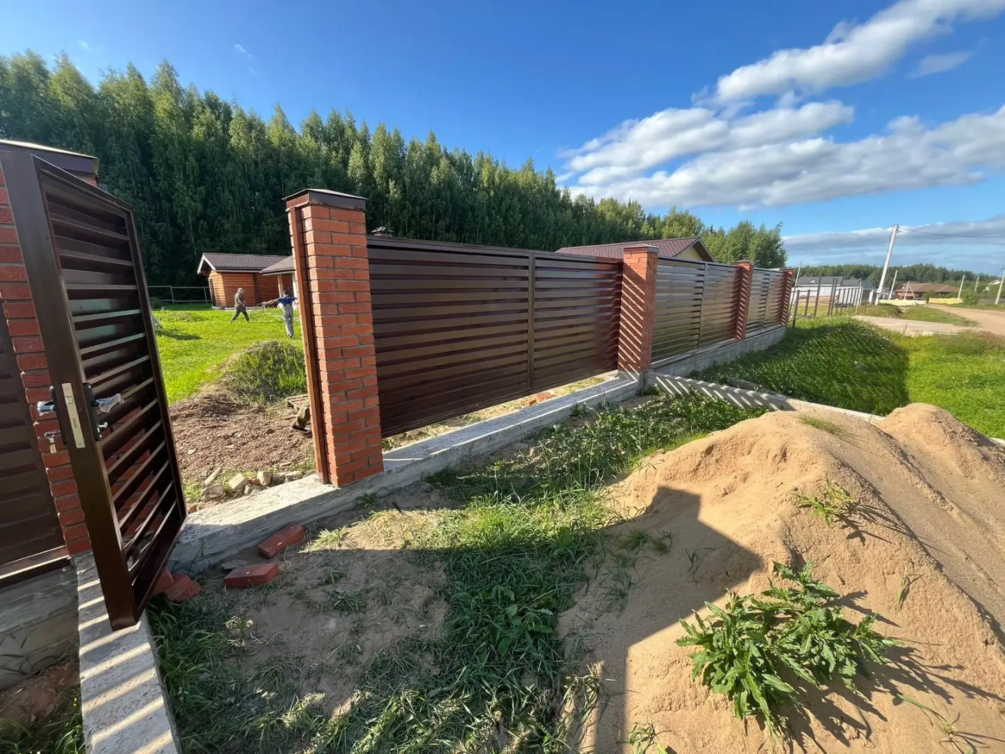 Забор-жалюзи из ламелей Хай-Тек 26м RAL8017/8017 Шоколад двусторонний фото 5 в Ессентуках